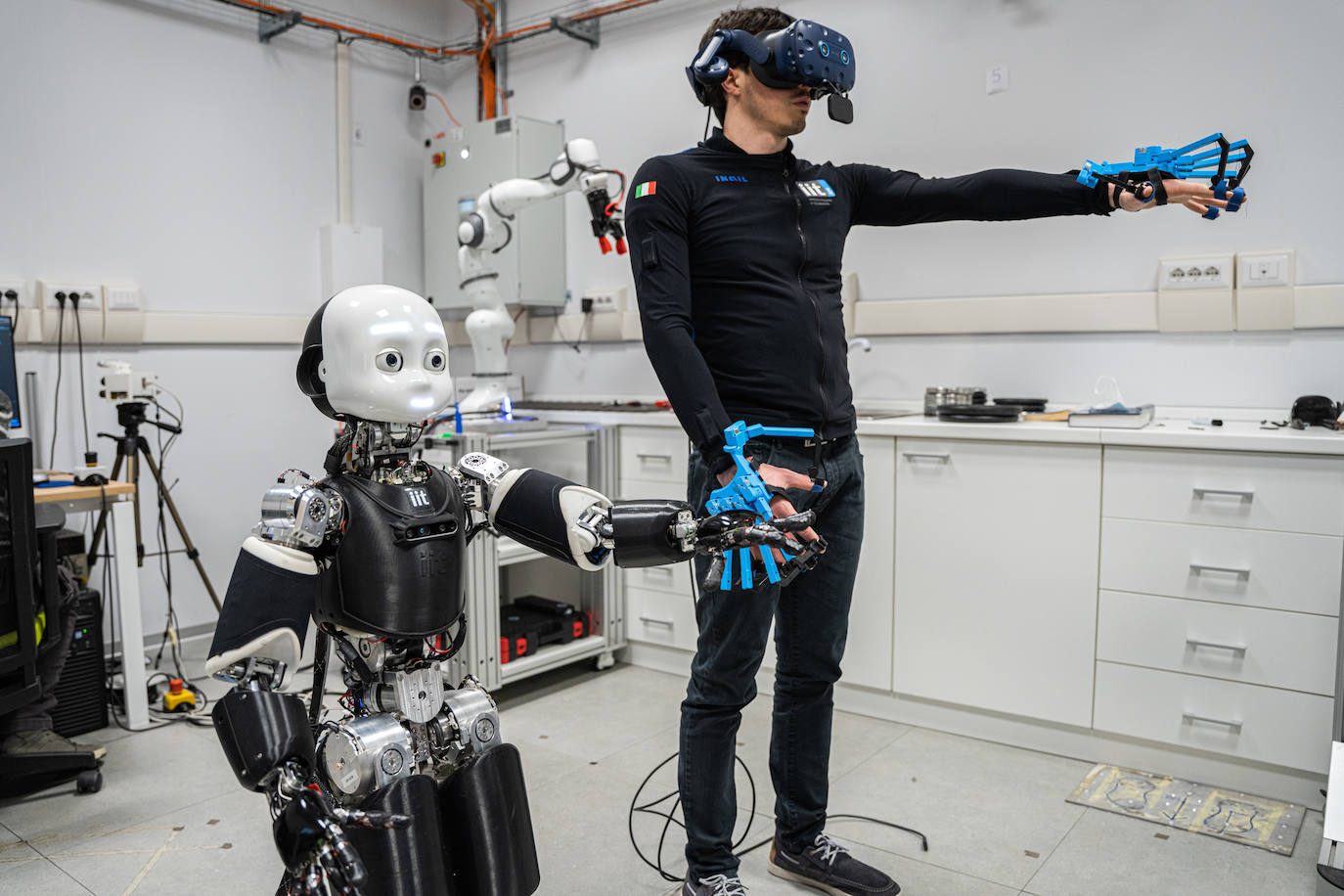 Italia desarrolla un robot que permite estar en un lugar «pero sin estar en él» El Correo Italia desarrolla un robot que permite estar en un lugar «pero sin estar en él» El Correo